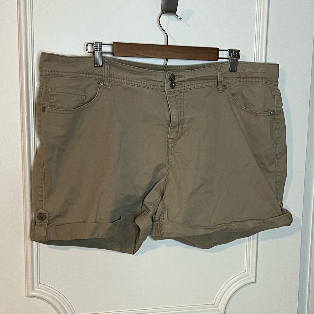 Khaki shorts with cuff